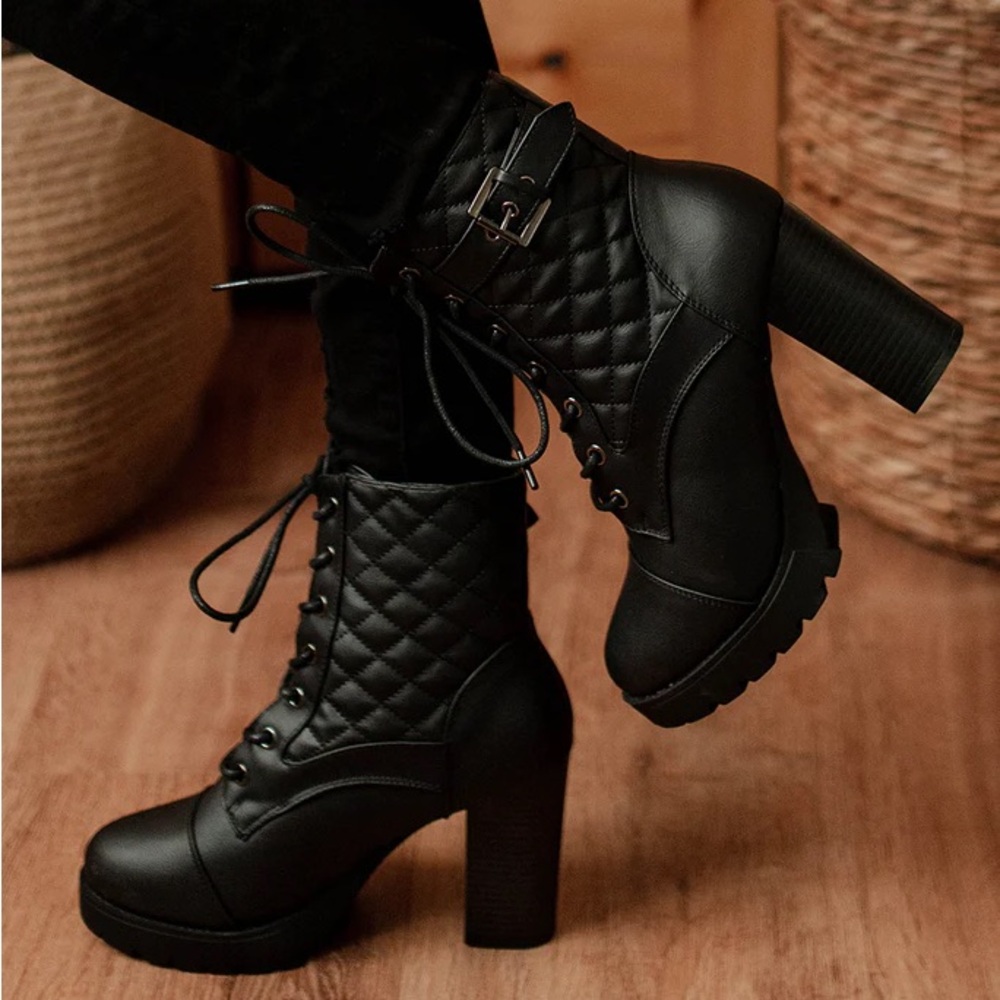 Elegant Black Quilted Heeled Boots
